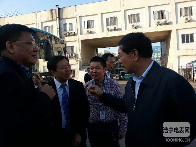 江西省常委、常務副省長莫建成參觀由科陸電子參與建設(shè)的國內(nèi)首個民間資本投資新能源汽車充電站