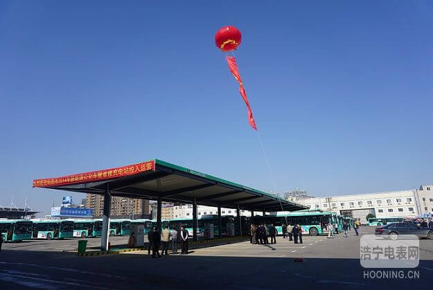 江西省常委、常務副省長莫建成參觀由科陸電子參與建設(shè)的國內(nèi)首個民間資本投資新能源汽車充電站