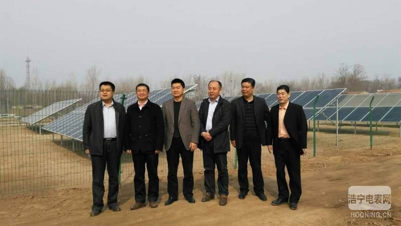 精準扶貧項目地，陸總裁與當地主要領導合影